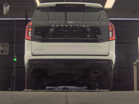 Certified 2025 Ford Expedition Active AWD/4WD image 17