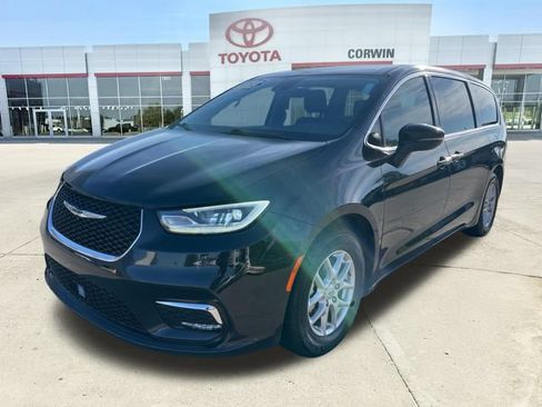Used 2023 Chrysler Pacifica Touring-L FWD image 7