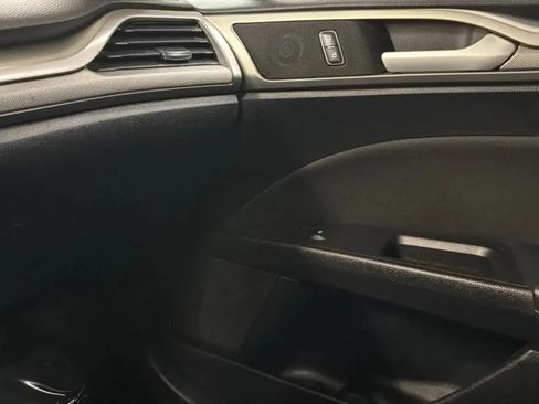 Used 2018 Ford Fusion SE w/ Fusion SE Technology Package FWD image 16