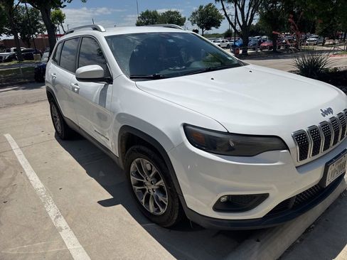 Used 2019 Jeep Cherokee Latitude Plus w/ Comfort/Convenience Group FWD image 2