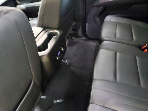 Used 2025 Chevrolet Suburban Z71 image 32