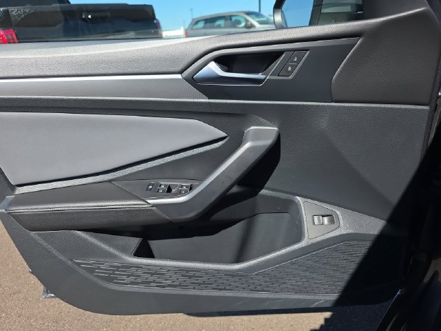 Used 2025 Volkswagen Jetta SE FWD image 17