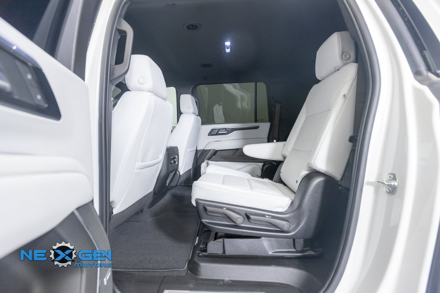 Used 2025 Chevrolet Suburban Premier AWD/4WD image 30