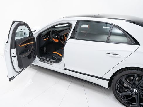 Used 2025 Bentley Flying Spur Plug-In Hybrid image 9