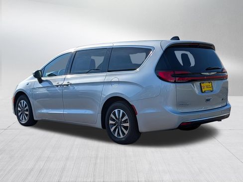 Used 2023 Chrysler Pacifica Touring-L FWD image 5