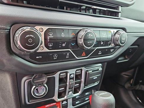 Used 2024 Jeep Gladiator Mojave w/ Technology Group AWD/4WD image 19
