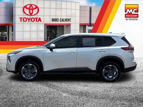 Used 2024 Nissan Rogue SV FWD image 2