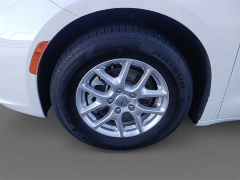 Used 2023 Chrysler Pacifica Touring-L image 15