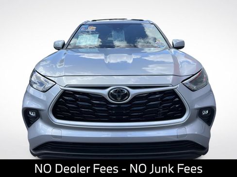 Used 2023 Toyota Highlander XLE FWD image 2