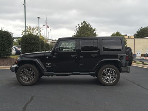 Used 2016 Jeep Wrangler Unlimited Sahara w/ Connectivity Group AWD/4WD image 11