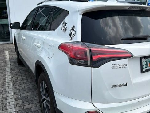 Used 2018 Toyota RAV4 LE FWD image 15