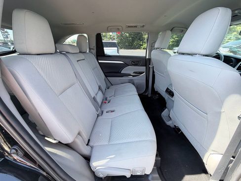 Used 2019 Toyota Highlander LE FWD image 24