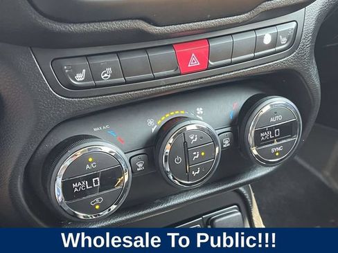 Used 2015 Jeep Renegade Latitude w/ Popular Equipment Group FWD image 30