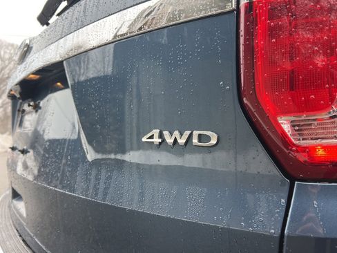 Used 2018 Ford Explorer XLT w/ Equipment Group 202A image 9