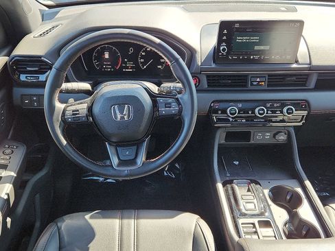 Used 2025 Honda Pilot TrailSport image 11