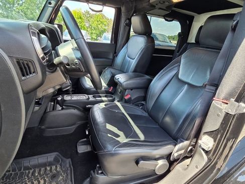 Used 2018 Jeep Wrangler Sahara AWD/4WD image 9