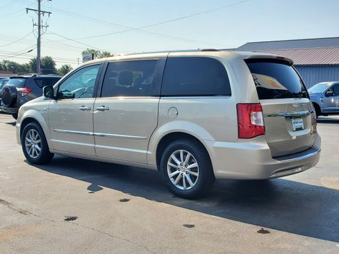 Used 2014 Chrysler Town & Country Touring-L FWD image 3