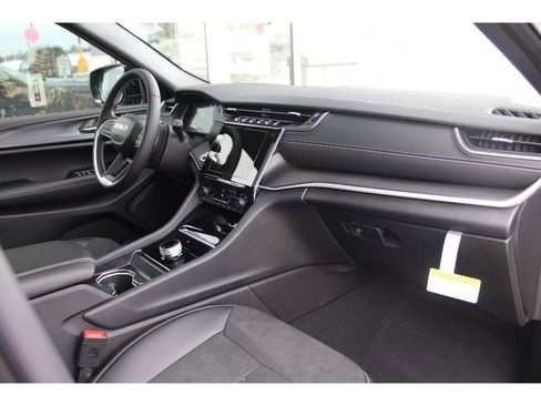 New 2025 Jeep Grand Cherokee L Altitude image 24