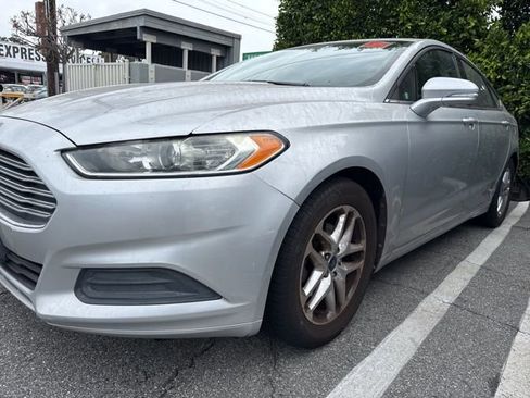 Used 2013 Ford Fusion SE image 2
