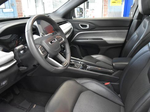 Used 2025 Jeep Compass Latitude w/ Sun & Sound Group AWD/4WD image 16