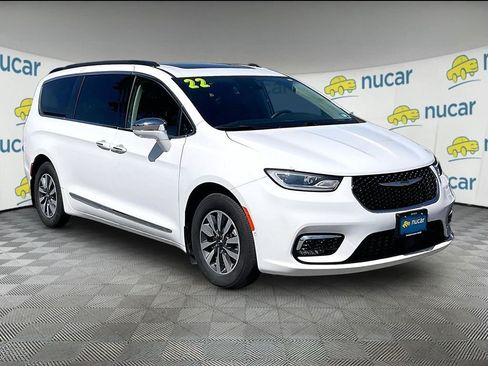 Used 2022 Chrysler Pacifica Limited FWD image 1