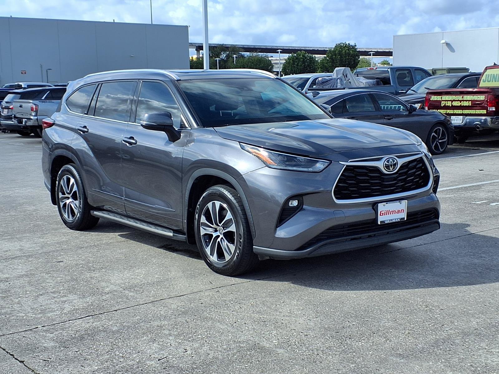 Used 2021 Toyota Highlander XLE FWD image 2