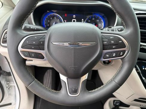 Used 2024 Chrysler Pacifica Touring-L FWD image 26