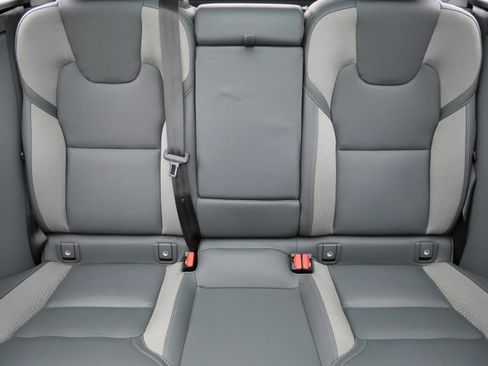 Used 2022 Volvo XC60 B6 R-Design w/ Advanced Package image 13