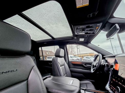 Used 2025 GMC Yukon XL Denali w/ Sun & Power Step Package image 28