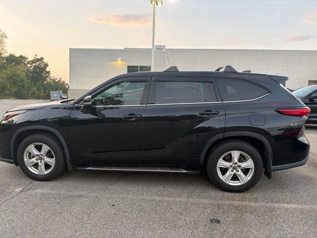 Used 2022 Toyota Highlander LE AWD/4WD image 16