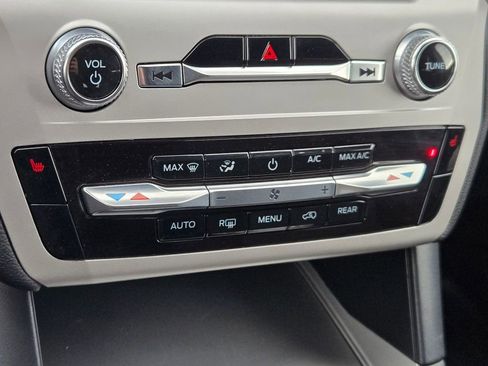 Used 2024 Ford Explorer XLT image 28