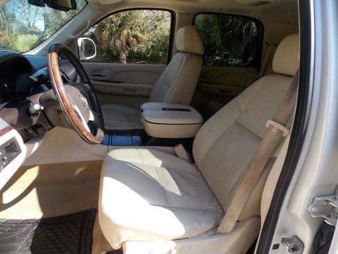 Used 2007 Cadillac Escalade 2WD w/ Information Package image 2