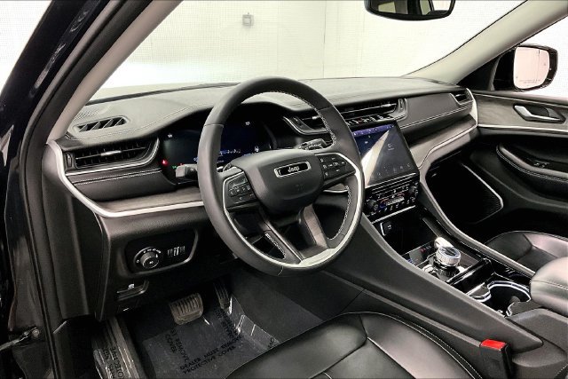 Used 2023 Jeep Grand Cherokee L Limited AWD/4WD image 15