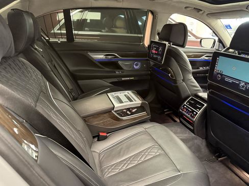 Used 2018 BMW 750i RWD image 29