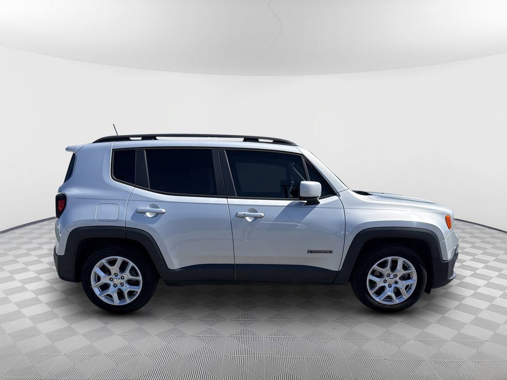 Used 2018 Jeep Renegade Latitude FWD image 9