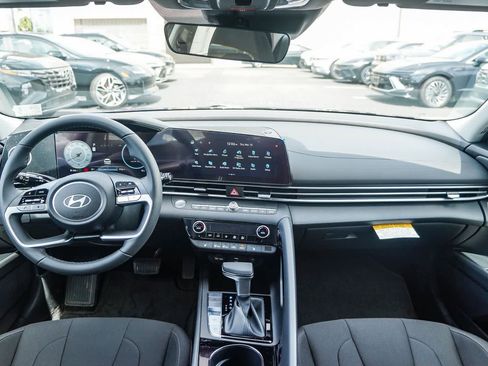 Certified 2025 Hyundai Elantra SEL FWD image 15