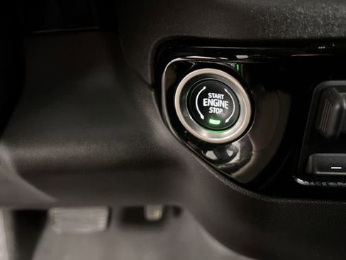 Certified 2025 GMC Sierra 1500 SLT image 17