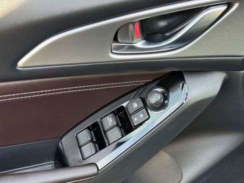 Used 2018 MAZDA MAZDA3 Touring image 11