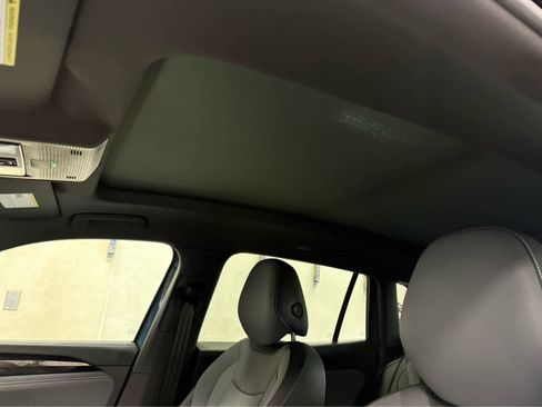 Used 2025 Volkswagen Tiguan SE R-Line image 16