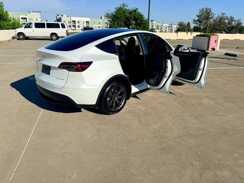 Used 2025 Tesla Model Y Long Range AWD/4WD image 47