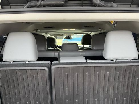 Used 2021 Toyota Highlander XLE image 10