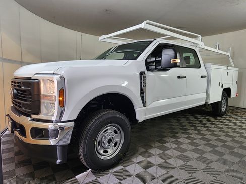New 2026 Ford F250 XL w/ XL Chrome Package image 3
