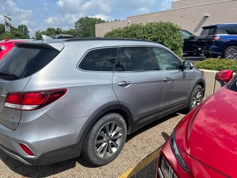 Used 2017 Hyundai Santa Fe SE AWD/4WD image 3
