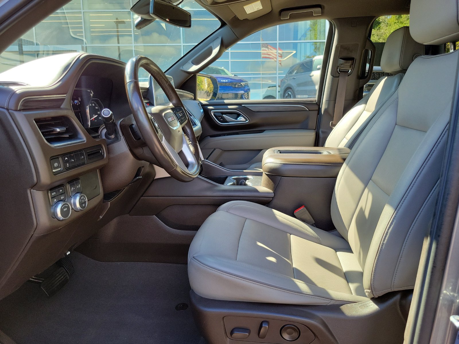 Used 2021 GMC Yukon XL SLT w/ Rear Media and Nav Package AWD/4WD image 9