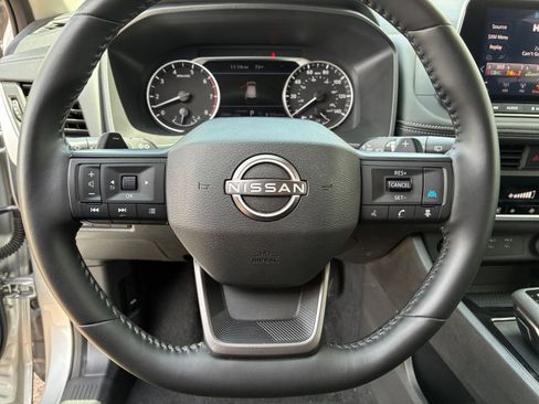 Used 2025 Nissan Rogue SV FWD image 30