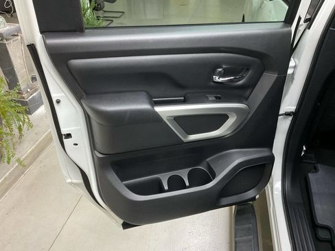 Used 2018 Nissan Titan SV image 12