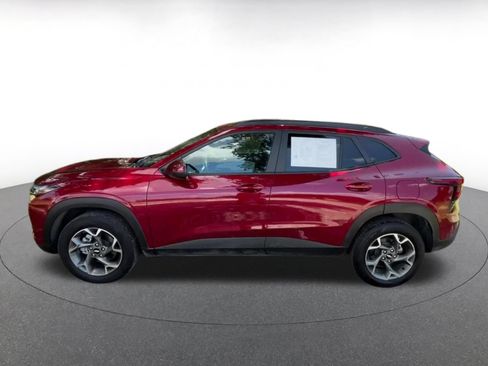 Used 2025 Chevrolet Trax LT FWD image 9