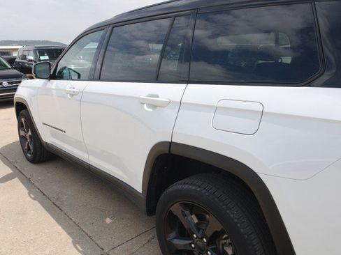 Used 2024 Jeep Grand Cherokee L Limited w/ Luxury Tech Group II AWD/4WD image 8