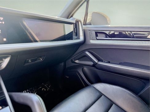 Used 2024 Porsche Cayenne w/ Premium Package image 29