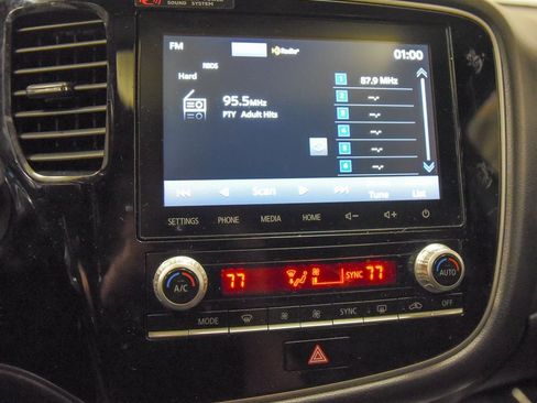 Used 2021 Mitsubishi Outlander SEL image 2